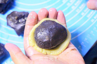 蛋黄豆沙月饼 的做法步骤:6