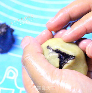 蛋黄豆沙月饼 的做法步骤:7