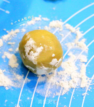 蛋黄豆沙月饼 的做法步骤:8