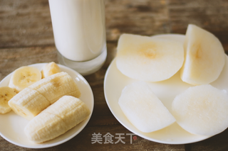 香蕉牛奶加了雪梨一秒变清爽的做法步骤:2