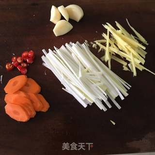 孔雀开屏清蒸鱼的做法步骤:2
