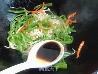 青椒金针菇的做法步骤:7