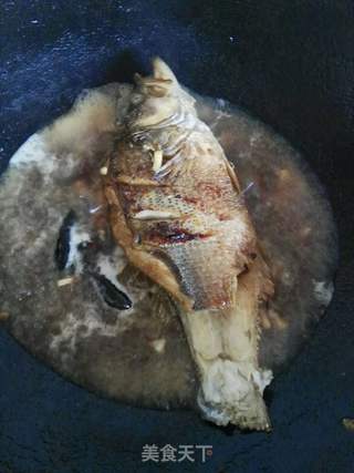 红烧鲈鱼的做法步骤:11