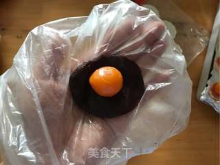 赏味中秋、乐享团圆【广式豆沙蛋黄月饼】的做法步骤:13