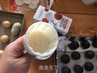赏味中秋、乐享团圆【广式豆沙蛋黄月饼】的做法步骤:19
