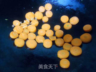 胡萝卜生菜米粉 的做法步骤:2