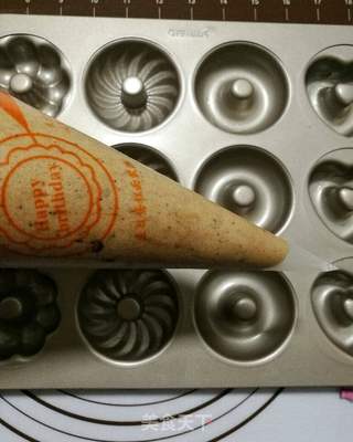 巧克力豆甜甜圈蛋糕的做法步骤:12