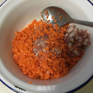 胡萝卜猪肉蒸饺的做法步骤:2