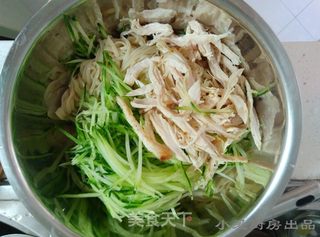 麻辣鸡丝凉面的做法步骤:14