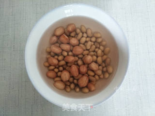 猪蹄鸡爪花生汤的做法步骤:2