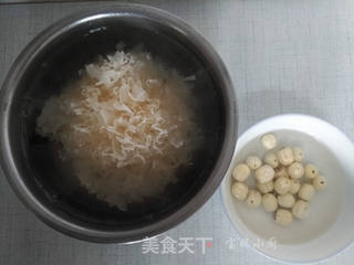 莲子银耳羹的做法步骤:2