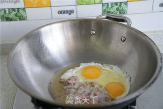 洋葱肉末炒饭的做法步骤:2