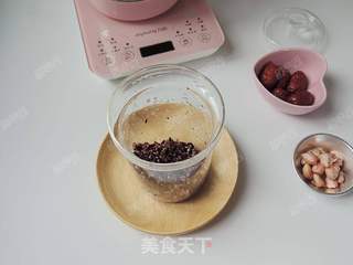 红枣花生黑米粥的做法步骤：3