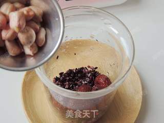 红枣花生黑米粥的做法步骤:5