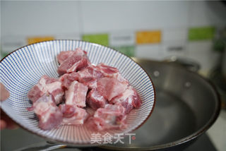 排骨丝瓜汤的做法步骤:2