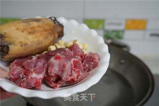 双莲排骨汤的做法步骤:2