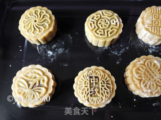 广式蛋黄月饼的做法步骤:11