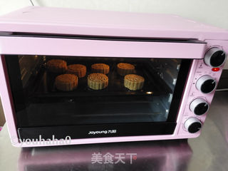 广式蛋黄月饼的做法步骤:13