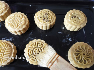 广式蛋黄月饼的做法步骤:14