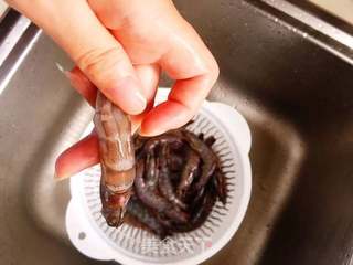 豆豉串串虾的做法步骤:2