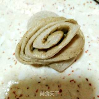五香黑芝麻花卷的做法步骤:11
