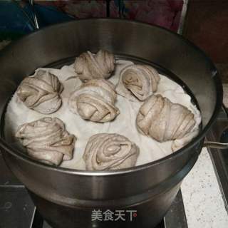五香黑芝麻花卷的做法步骤:13
