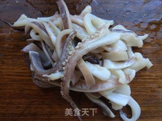 韭菜炒鱿鱼须的做法步骤:2