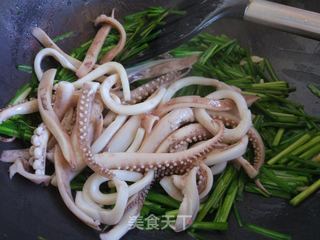 韭菜炒鱿鱼须的做法步骤:7