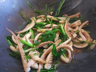 韭菜炒鱿鱼须的做法步骤：9