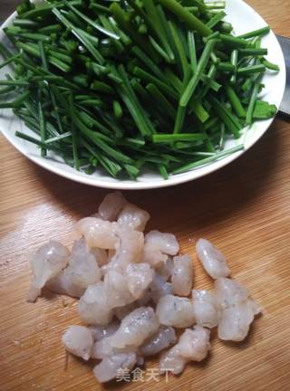 海鲜韭菜花炒饭的做法步骤:2