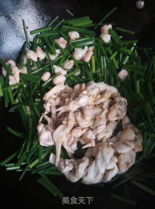 海鲜韭菜花炒饭的做法步骤:4