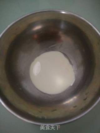 牛奶蛋黄饼的做法步骤:2