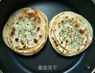 饺子皮版葱花饼的做法步骤：9