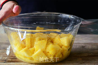 菠萝果酱把菠萝留在罐子里的做法步骤:3