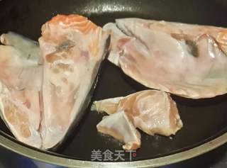 砂锅鱼头豆腐汤的做法步骤：2