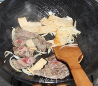 肥牛鱼饼炒年糕的做法步骤:8