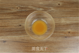 中秋礼品~蛋黄莲蓉月饼的做法步骤:2
