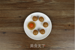 中秋礼品~蛋黄莲蓉月饼的做法步骤：7