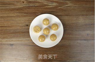 中秋礼品~蛋黄莲蓉月饼的做法步骤:11