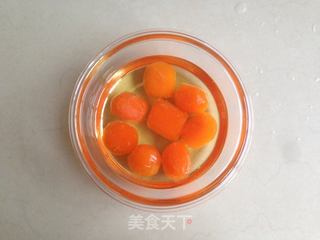 蛋黄豆沙月饼的做法步骤:2