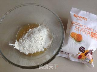 蛋黄豆沙月饼的做法步骤:7