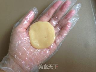 蛋黄豆沙月饼的做法步骤：10