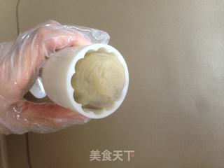 蛋黄豆沙月饼的做法步骤:13