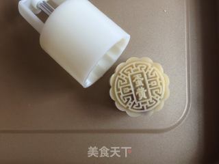 蛋黄豆沙月饼的做法步骤:14