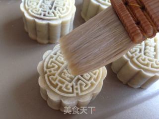 蛋黄豆沙月饼的做法步骤:16