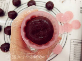 黑美人巧克力月饼的做法步骤:9