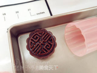 黑美人巧克力月饼的做法步骤:11