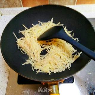 土豆丝汤的做法步骤:2