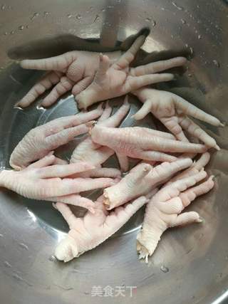 正宗红烧鸡爪的做法步骤：1
