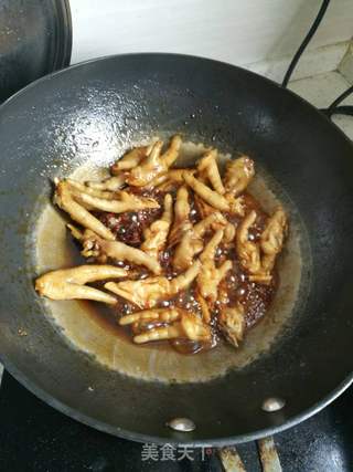 正宗红烧鸡爪的做法步骤:8